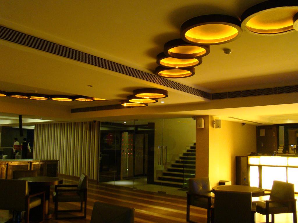 Hotel The Madison Neu-Delhi Exterior foto